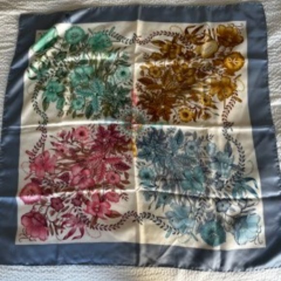 Gucci silk scarf - Picture 1 of 4